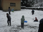 お腹がいっぱいになった子ども達は、雪遊びです。