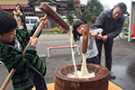 新潟県三条市（旧下田村）楢山集落の秋餅。子供からお年寄りまで大勢が集まり、収穫を祝います。