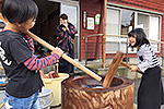 新潟県三条市（旧下田村）楢山集落の秋餅。子供からお年寄りまで大勢が集まり、収穫を祝います。