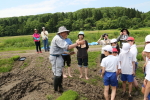 笹岡小学校の児童が田植え授業