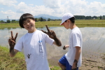 笹岡小学校の児童が田植え授業